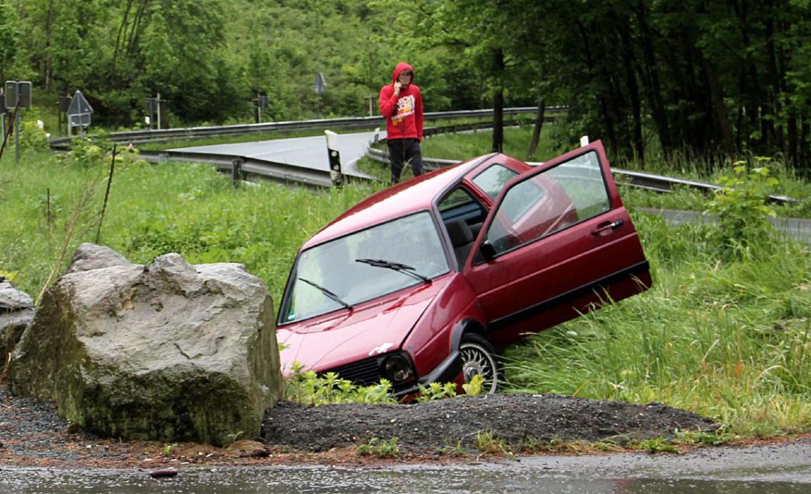 Pkw nach Unfall in einem Straßengraben