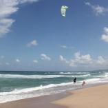 Strand am Meer mit blauem Himmel
